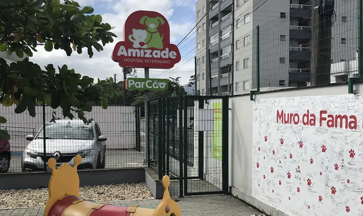 Área externa do Amizade com o Muro da Fama