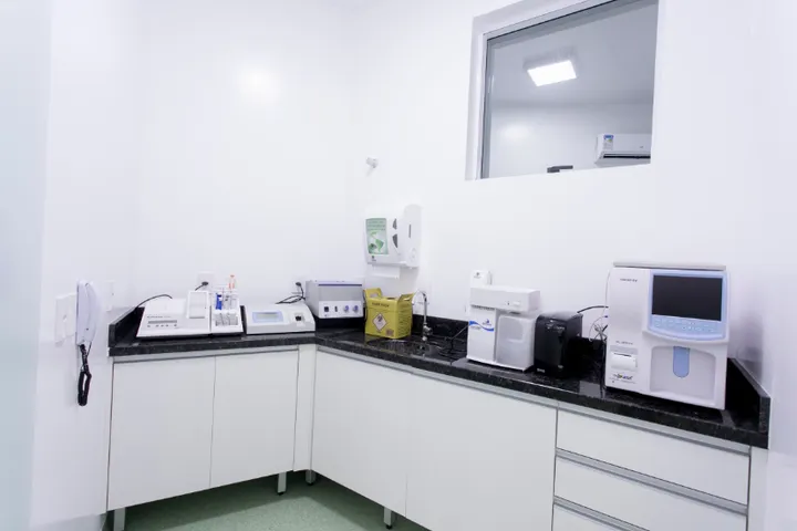 Laboratório do Amizade com os equipamentos de exames